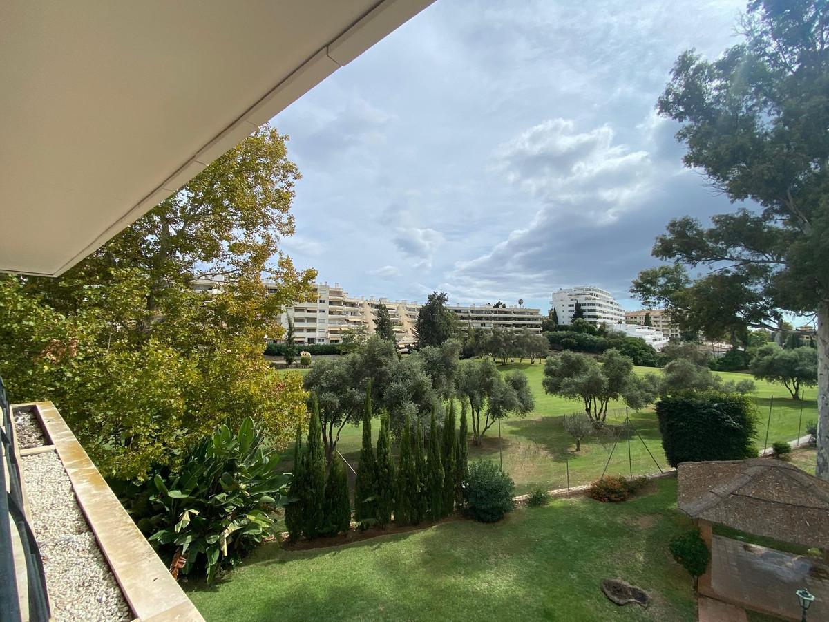 Exclusive apartment in Guadalmina Alta with open views to the golf course, spacious living room, bright terrace, 3 bedrooms and 3 bathrooms, garage space. Ideal for nature lovers and quality living.