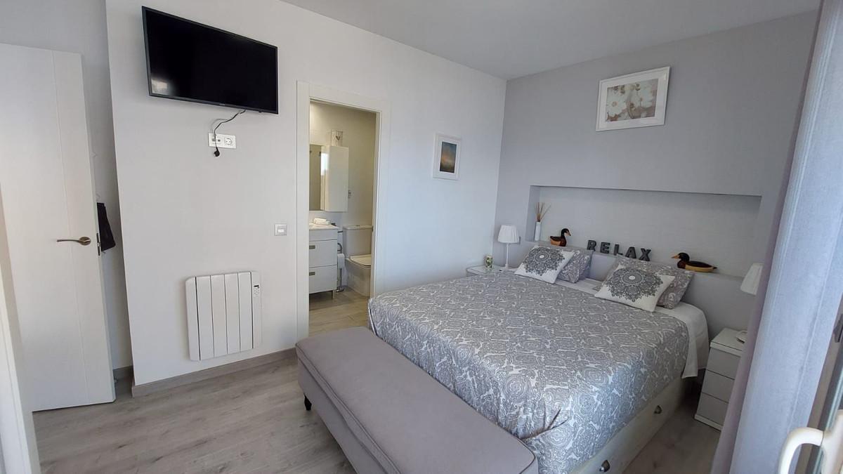 Luxury beachfront 2-bedroom flat in Fuengirola with panoramic sea views, ideal for retirement or investment, with high holiday rental profitability and a tourist license. Contact us to visit!