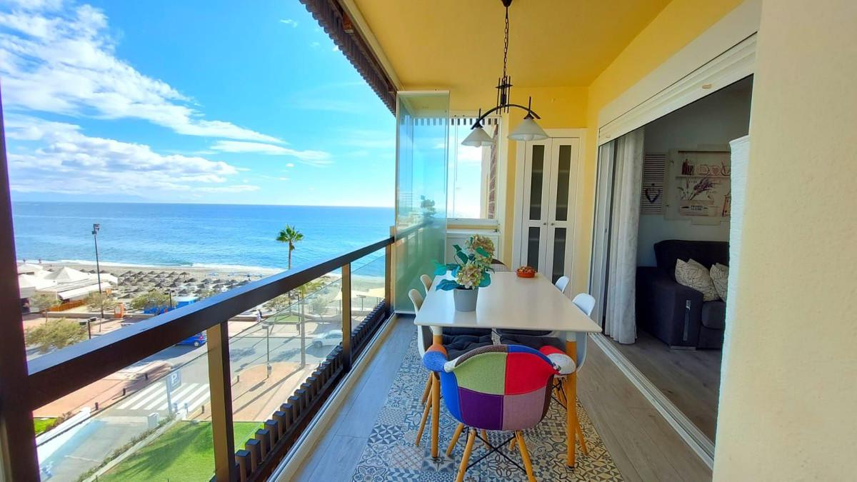 Luxury beachfront 2-bedroom flat in Fuengirola with panoramic sea views, ideal for retirement or investment, with high holiday rental profitability and a tourist license. Contact us to visit!