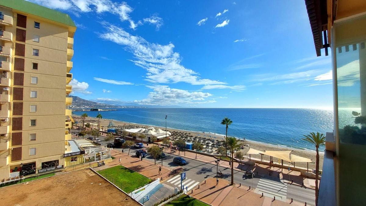 Luxury beachfront 2-bedroom flat in Fuengirola with panoramic sea views, ideal for retirement or investment, with high holiday rental profitability and a tourist license. Contact us to visit!