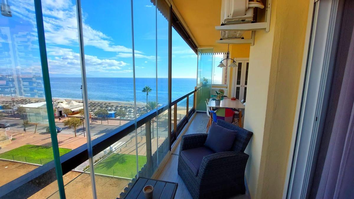 Luxury beachfront 2-bedroom flat in Fuengirola with panoramic sea views, ideal for retirement or investment, with high holiday rental profitability and a tourist license. Contact us to visit!