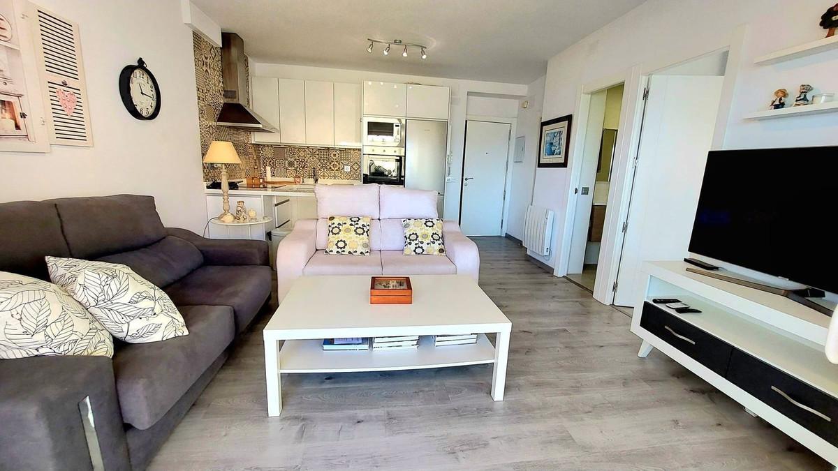 Luxury beachfront 2-bedroom flat in Fuengirola with panoramic sea views, ideal for retirement or investment, with high holiday rental profitability and a tourist license. Contact us to visit!