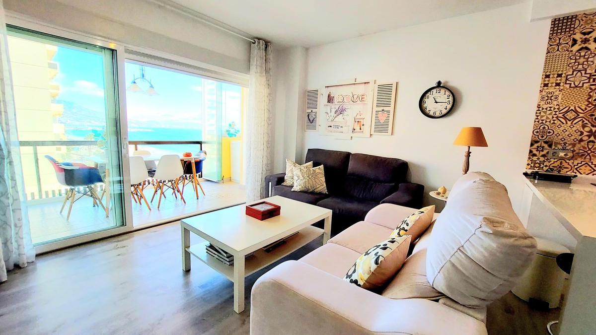 Luxury beachfront 2-bedroom flat in Fuengirola with panoramic sea views, ideal for retirement or investment, with high holiday rental profitability and a tourist license. Contact us to visit!