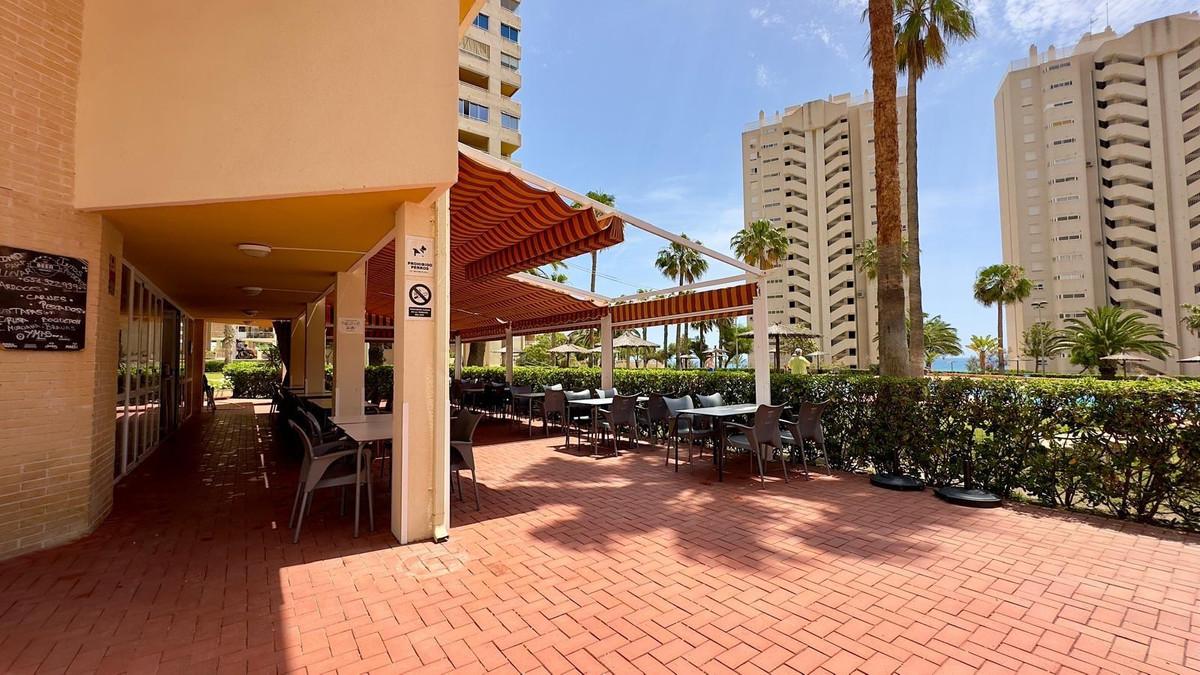 Renovated apartment with sea views and exclusive amenities in El Campello, featuring 3 bedrooms, 2 bathrooms, a bright living room, a fully equipped kitchen, air conditioning, alarm system, underground parking, and a storage room.