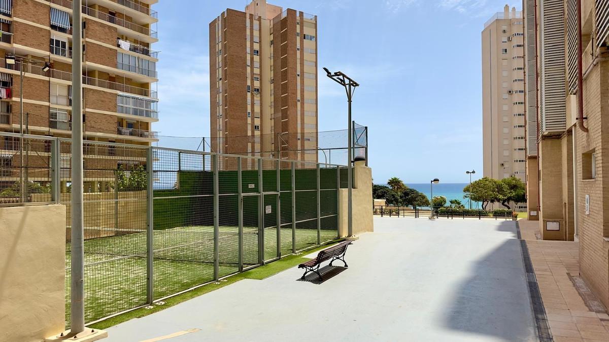 Renovated apartment with sea views and exclusive amenities in El Campello, featuring 3 bedrooms, 2 bathrooms, a bright living room, a fully equipped kitchen, air conditioning, alarm system, underground parking, and a storage room.