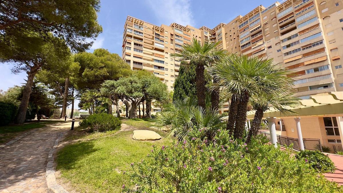 Renovated apartment with sea views and exclusive amenities in El Campello, featuring 3 bedrooms, 2 bathrooms, a bright living room, a fully equipped kitchen, air conditioning, alarm system, underground parking, and a storage room.