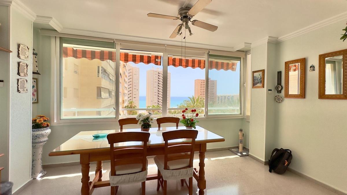 Renovated apartment with sea views and exclusive amenities in El Campello, featuring 3 bedrooms, 2 bathrooms, a bright living room, a fully equipped kitchen, air conditioning, alarm system, underground parking, and a storage room.