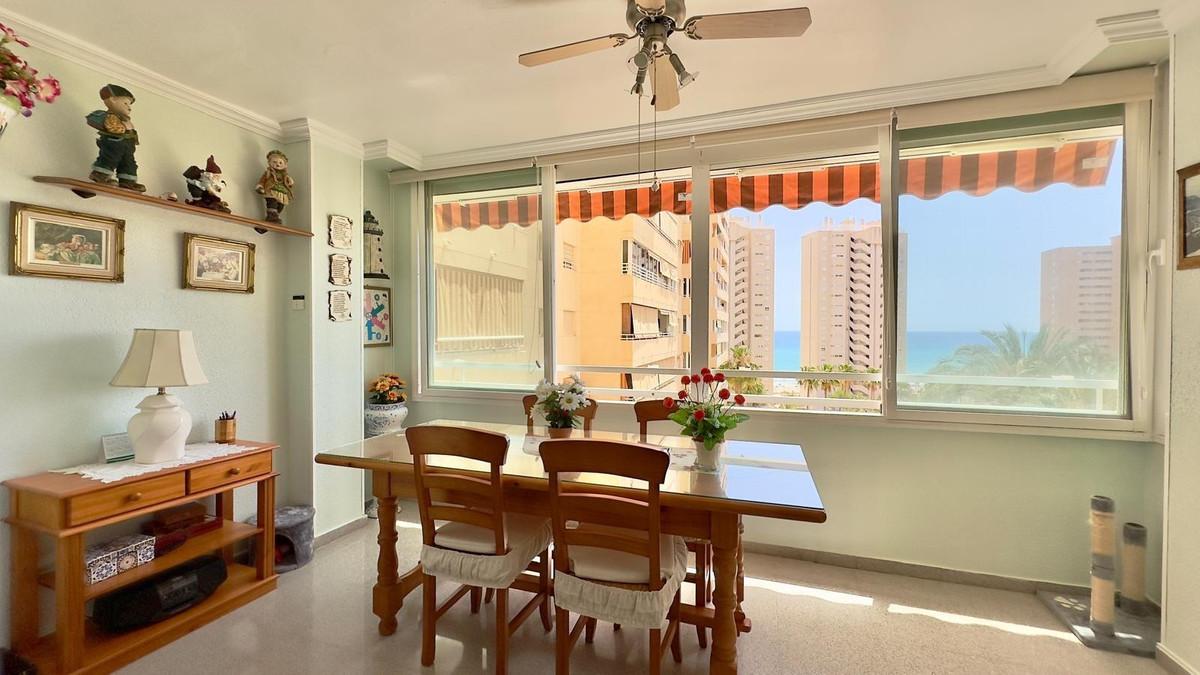 Renovated apartment with sea views and exclusive amenities in El Campello, featuring 3 bedrooms, 2 bathrooms, a bright living room, a fully equipped kitchen, air conditioning, alarm system, underground parking, and a storage room.