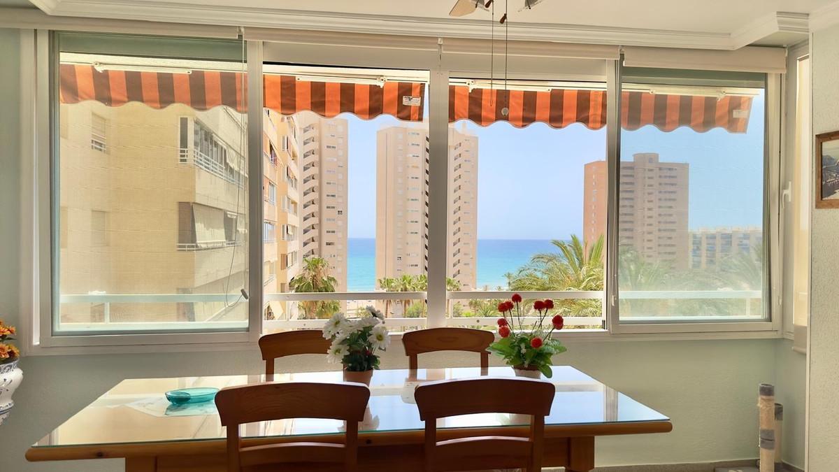 Renovated apartment with sea views and exclusive amenities in El Campello, featuring 3 bedrooms, 2 bathrooms, a bright living room, a fully equipped kitchen, air conditioning, alarm system, underground parking, and a storage room.