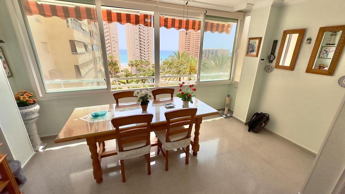 Renovated apartment with sea views and exclusive amenities in El Campello, featuring 3 bedrooms, 2 bathrooms, a bright living room, a fully equipped kitchen, air conditioning, alarm system, underground parking, and a storage room.