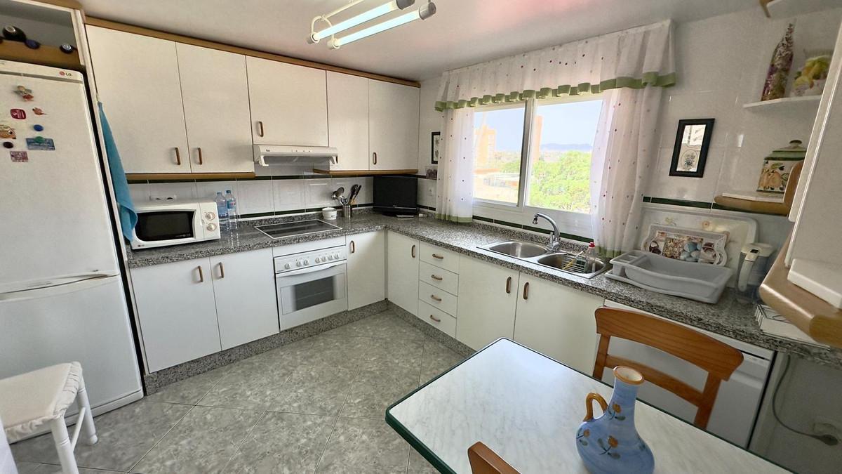 Renovated apartment with sea views and exclusive amenities in El Campello, featuring 3 bedrooms, 2 bathrooms, a bright living room, a fully equipped kitchen, air conditioning, alarm system, underground parking, and a storage room.