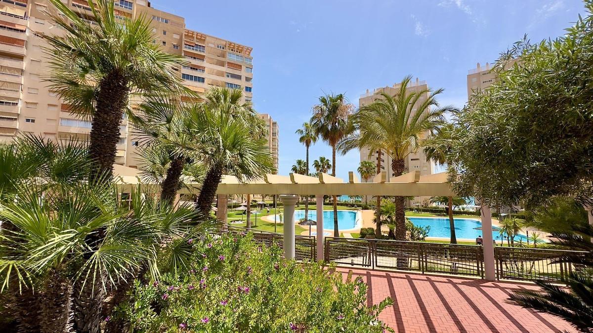 Renovated apartment with sea views and exclusive amenities in El Campello, featuring 3 bedrooms, 2 bathrooms, a bright living room, a fully equipped kitchen, air conditioning, alarm system, underground parking, and a storage room.