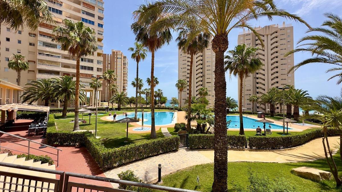 Renovated apartment with sea views and exclusive amenities in El Campello, featuring 3 bedrooms, 2 bathrooms, a bright living room, a fully equipped kitchen, air conditioning, alarm system, underground parking, and a storage room.