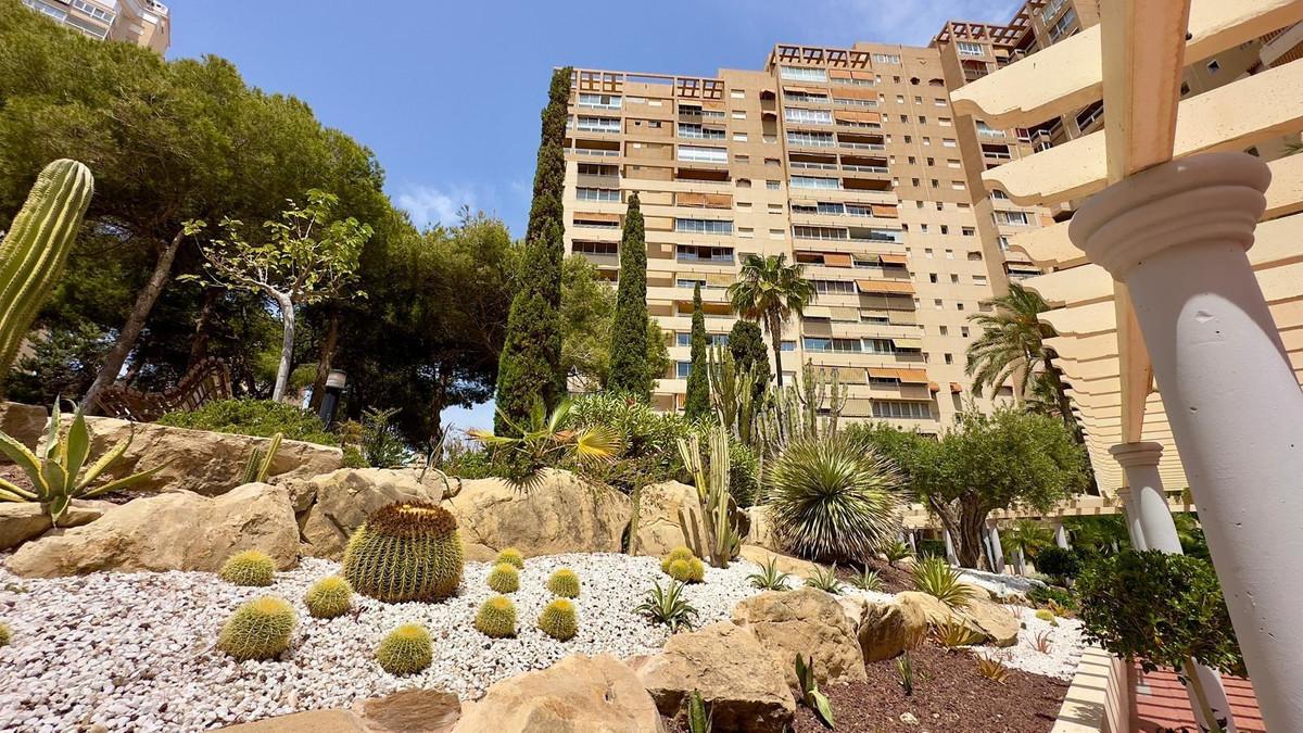 Renovated apartment with sea views and exclusive amenities in El Campello, featuring 3 bedrooms, 2 bathrooms, a bright living room, a fully equipped kitchen, air conditioning, alarm system, underground parking, and a storage room.