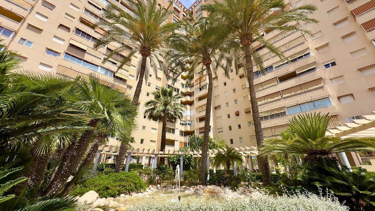 Renovated apartment with sea views and exclusive amenities in El Campello, featuring 3 bedrooms, 2 bathrooms, a bright living room, a fully equipped kitchen, air conditioning, alarm system, underground parking, and a storage room.