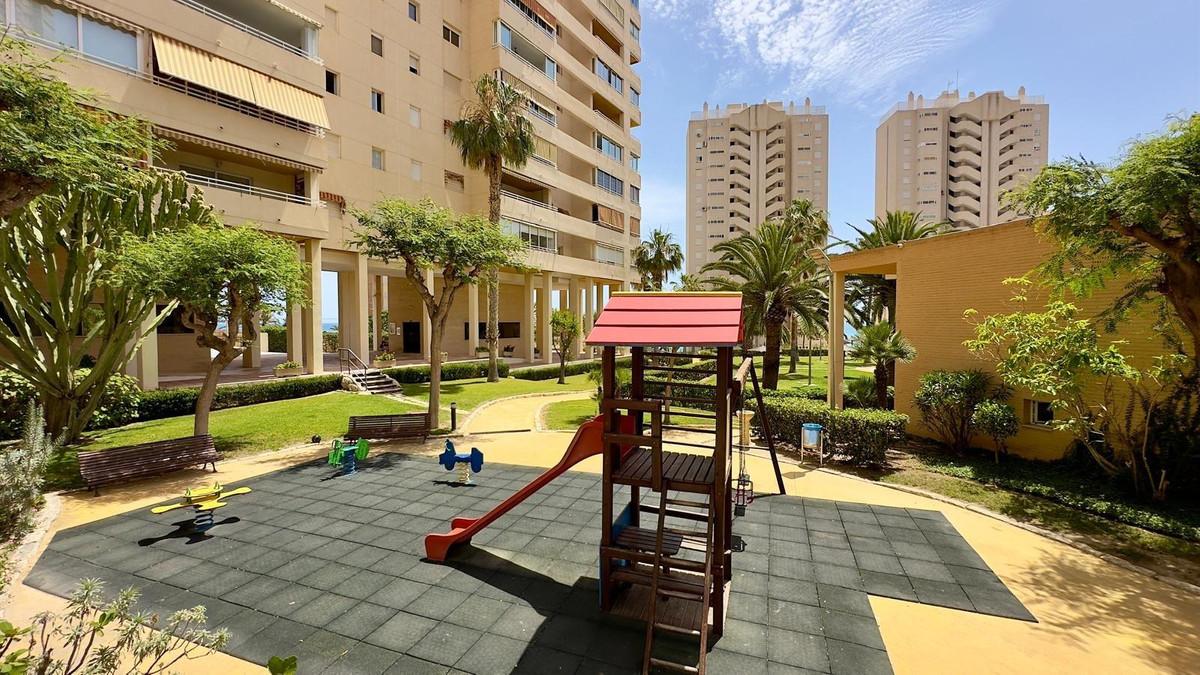 Renovated apartment with sea views and exclusive amenities in El Campello, featuring 3 bedrooms, 2 bathrooms, a bright living room, a fully equipped kitchen, air conditioning, alarm system, underground parking, and a storage room.