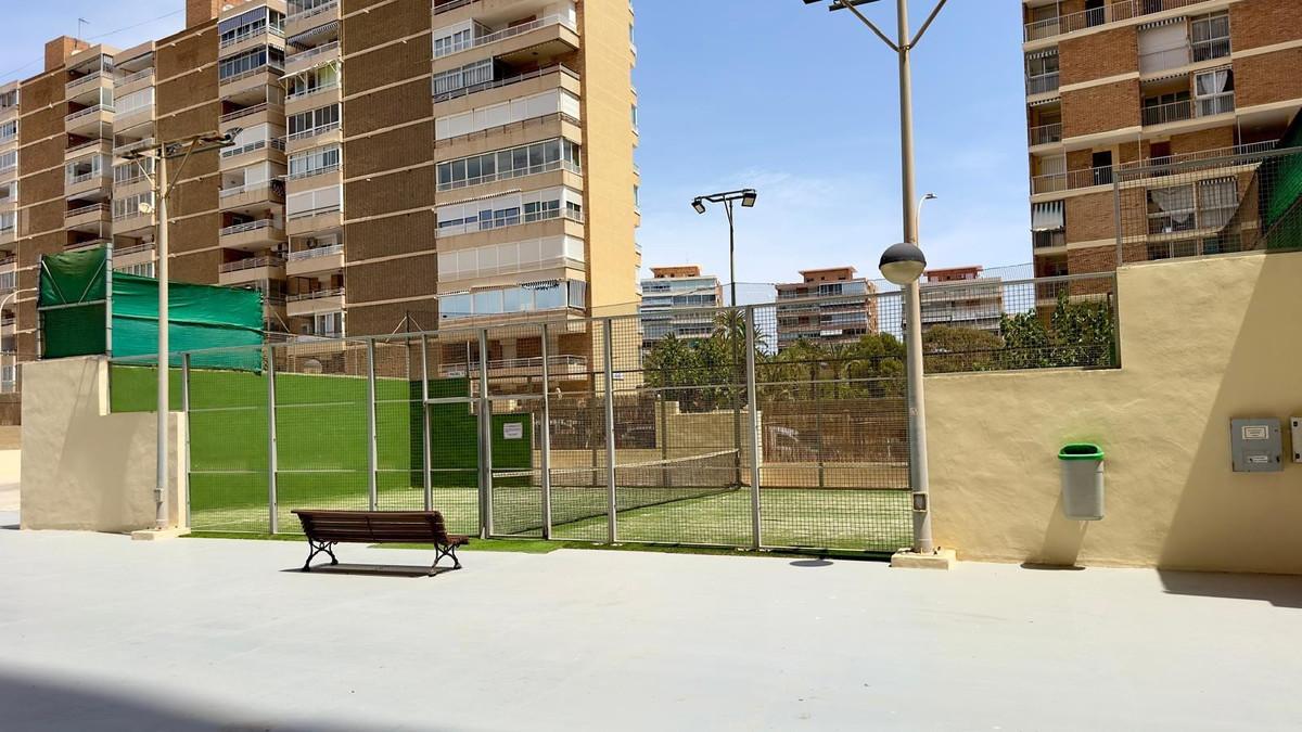 Renovated apartment with sea views and exclusive amenities in El Campello, featuring 3 bedrooms, 2 bathrooms, a bright living room, a fully equipped kitchen, air conditioning, alarm system, underground parking, and a storage room.