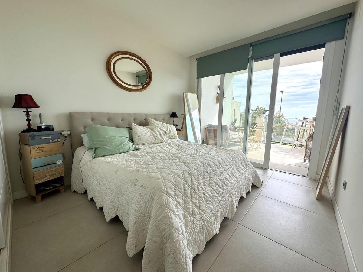 Ground-floor apartment with private garden, sea views, and luxury amenities in Benalmádena.