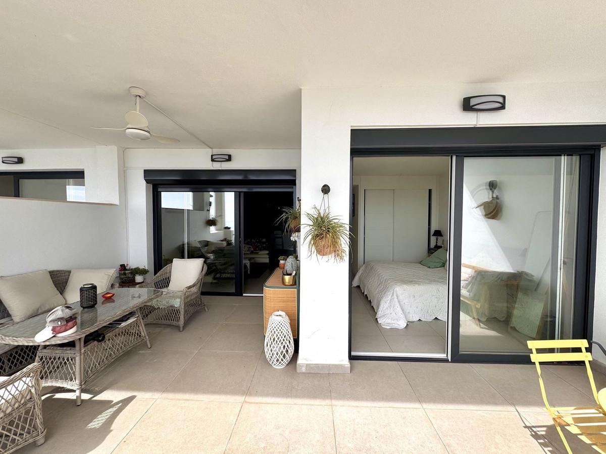 Ground-floor apartment with private garden, sea views, and luxury amenities in Benalmádena.