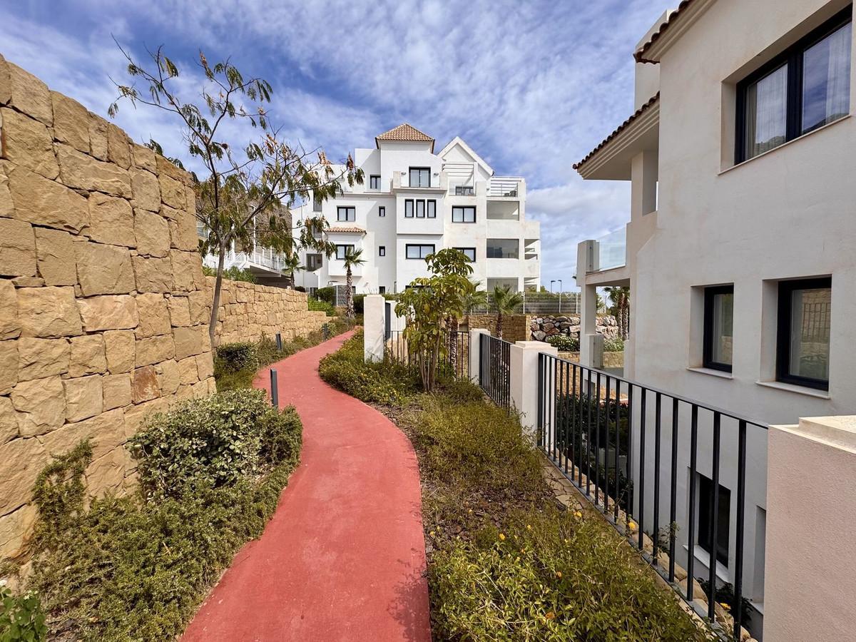 Ground-floor apartment with private garden, sea views, and luxury amenities in Benalmádena.