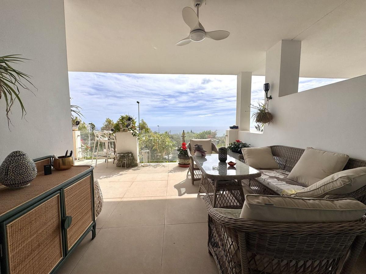 Ground-floor apartment with private garden, sea views, and luxury amenities in Benalmádena.