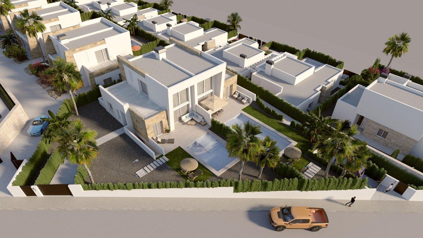 New build residential complex in Algorfa featuring independent and semi-detached villas and apartments with communal pool. Just 15 minutes from Guardamar del Segura beaches and 35 minutes from Alicante airport.