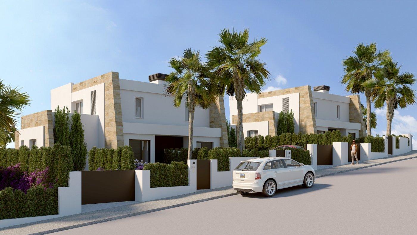 New build residential complex in Algorfa featuring independent and semi-detached villas and apartments with communal pool. Just 15 minutes from Guardamar del Segura beaches and 35 minutes from Alicante airport.