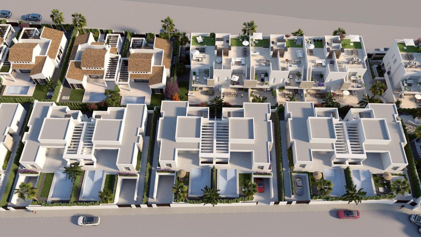 New build residential complex in Algorfa featuring independent and semi-detached villas and apartments with communal pool. Just 15 minutes from Guardamar del Segura beaches and 35 minutes from Alicante airport.