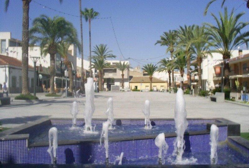 New build residential complex in Algorfa featuring independent and semi-detached villas and apartments with communal pool. Just 15 minutes from Guardamar del Segura beaches and 35 minutes from Alicante airport.