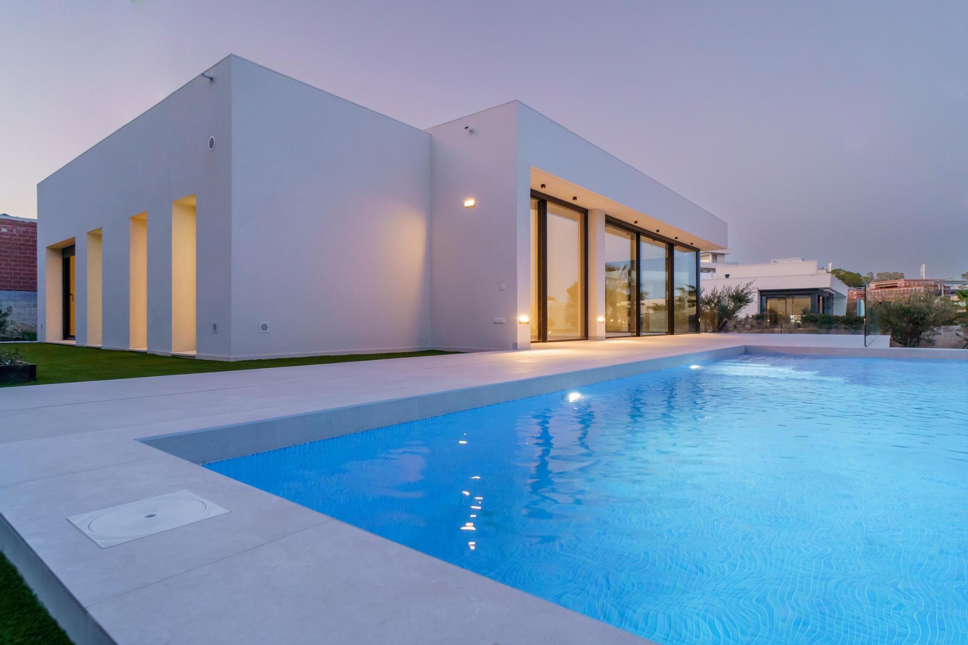 New build modern villa in Las Colinas Golf with 3 bedrooms, 3 bathrooms, open kitchen, spacious terraces, private garden with pool, and a garage basement. Surrounded by Mediterranean forest, offering privacy and close to amenities and beautiful landscapes.