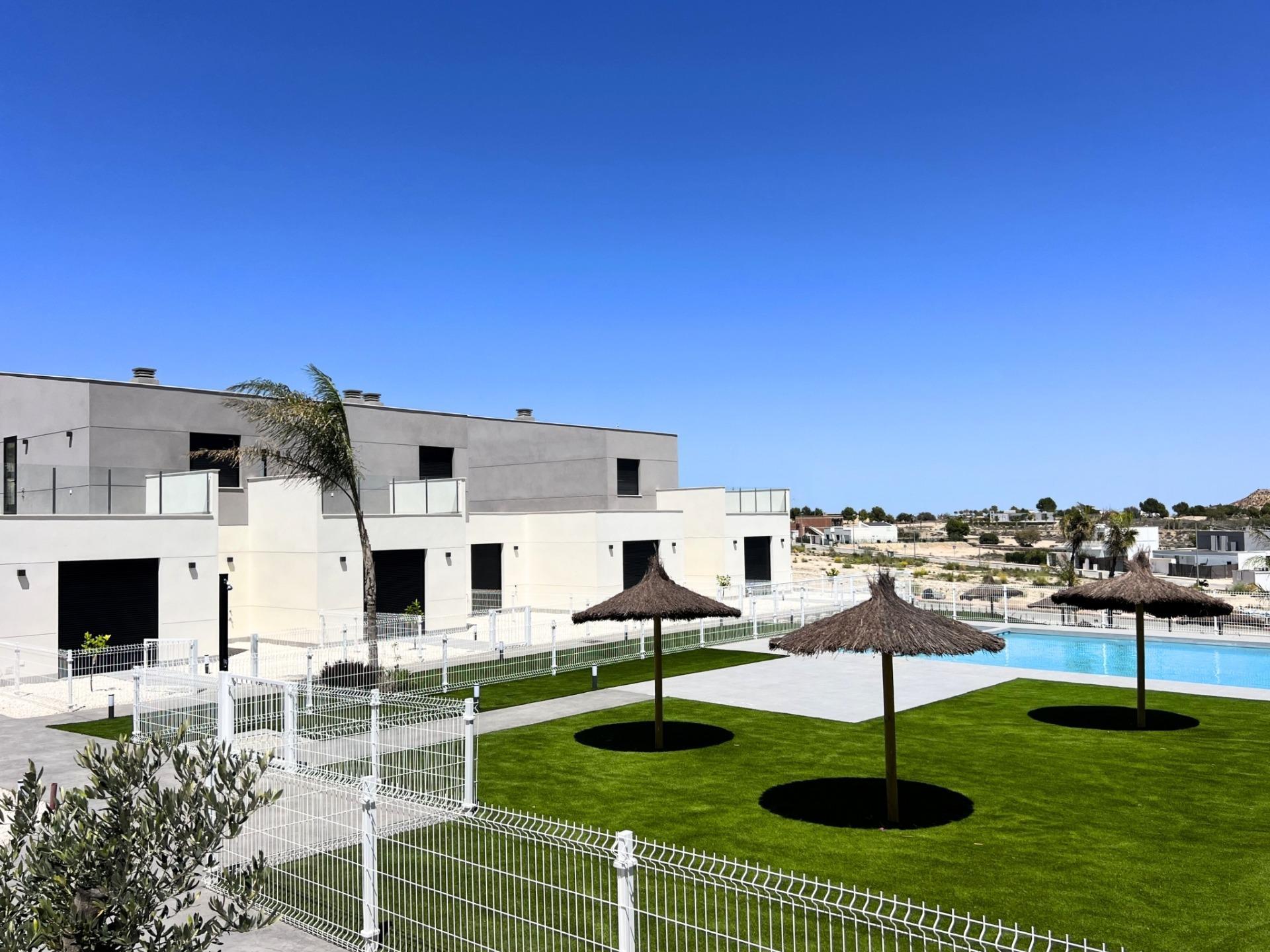 New Build townhouses in Altaona Golf Resort, Murcia, featuring 3 bedrooms, 2 bathrooms, open plan kitchen, terraces, gardens with pool space, and optional private pool. Located 15 minutes from Murcia and 20 minutes from the beaches.