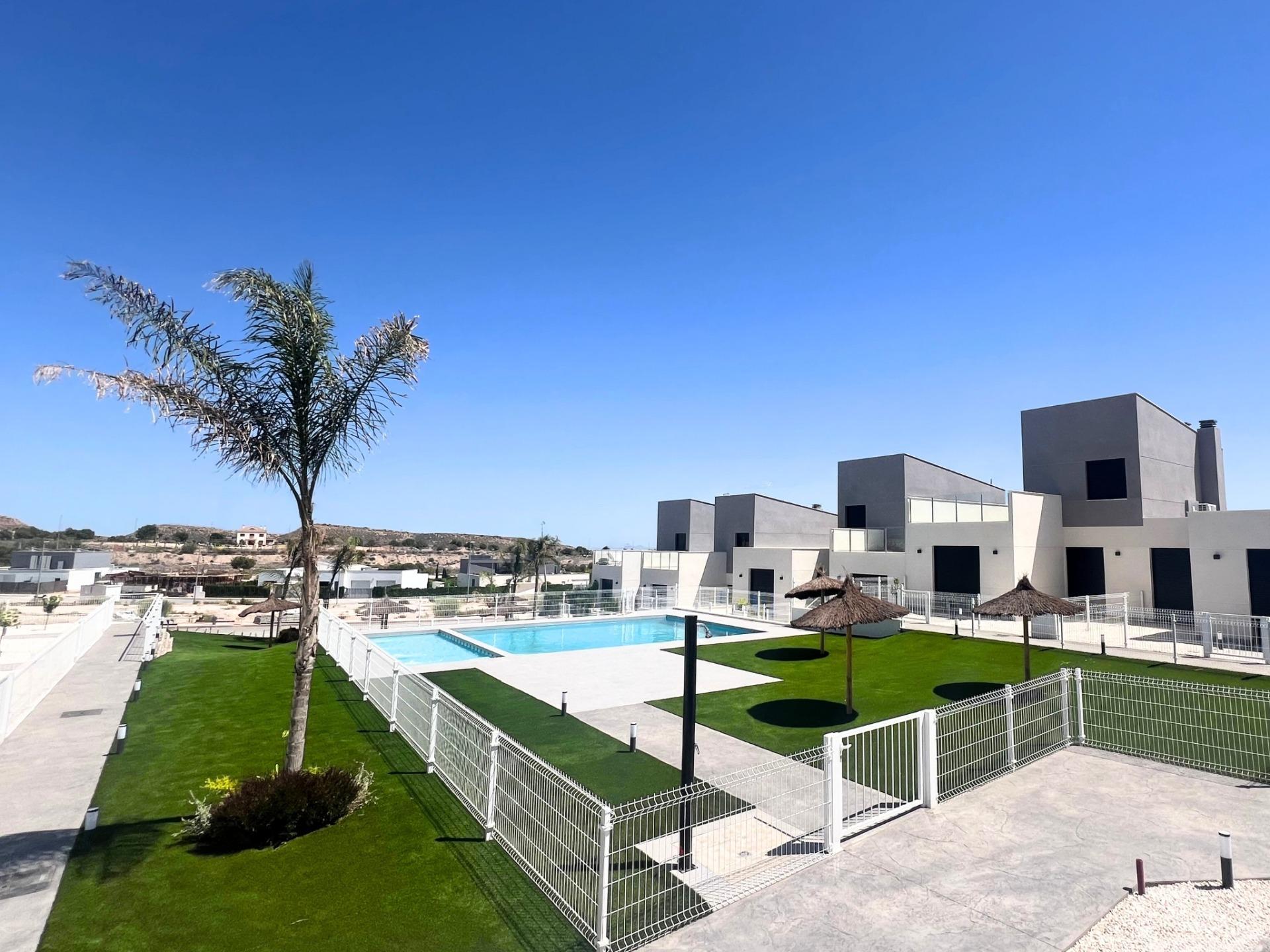 New Build townhouses in Altaona Golf Resort, Murcia, featuring 3 bedrooms, 2 bathrooms, open plan kitchen, terraces, gardens with pool space, and optional private pool. Located 15 minutes from Murcia and 20 minutes from the beaches.