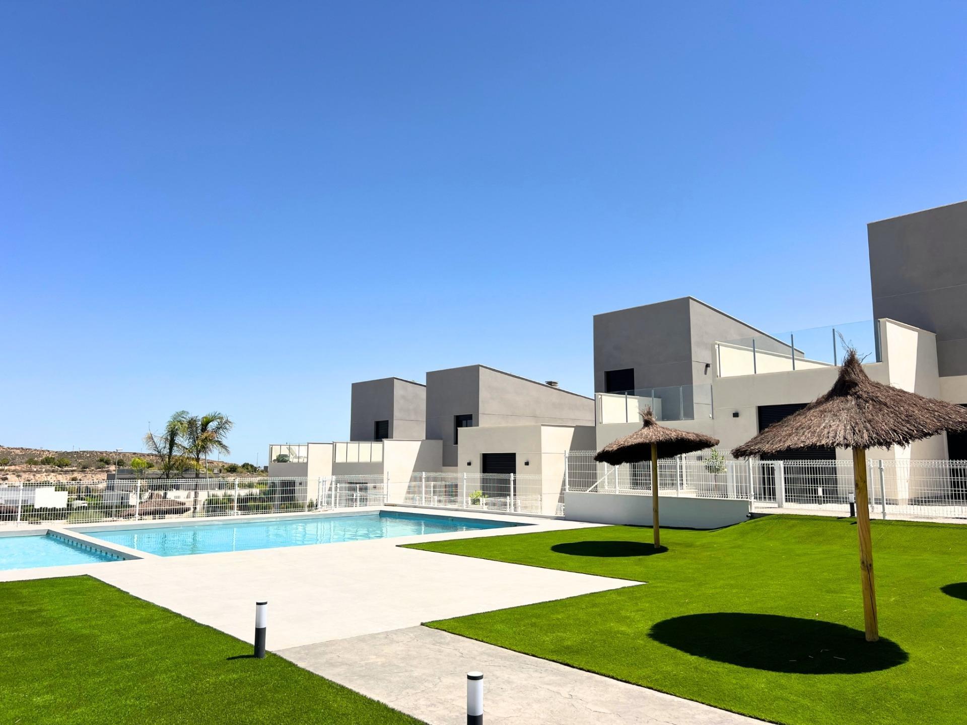 New Build townhouses in Altaona Golf Resort, Murcia, featuring 3 bedrooms, 2 bathrooms, open plan kitchen, terraces, gardens with pool space, and optional private pool. Located 15 minutes from Murcia and 20 minutes from the beaches.