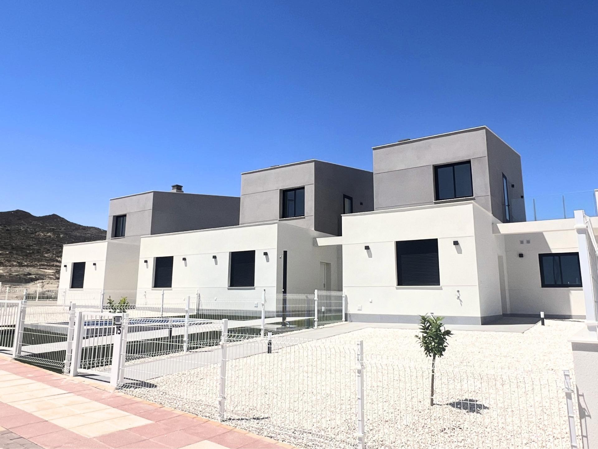 New Build townhouses in Altaona Golf Resort, Murcia, featuring 3 bedrooms, 2 bathrooms, open plan kitchen, terraces, gardens with pool space, and optional private pool. Located 15 minutes from Murcia and 20 minutes from the beaches.