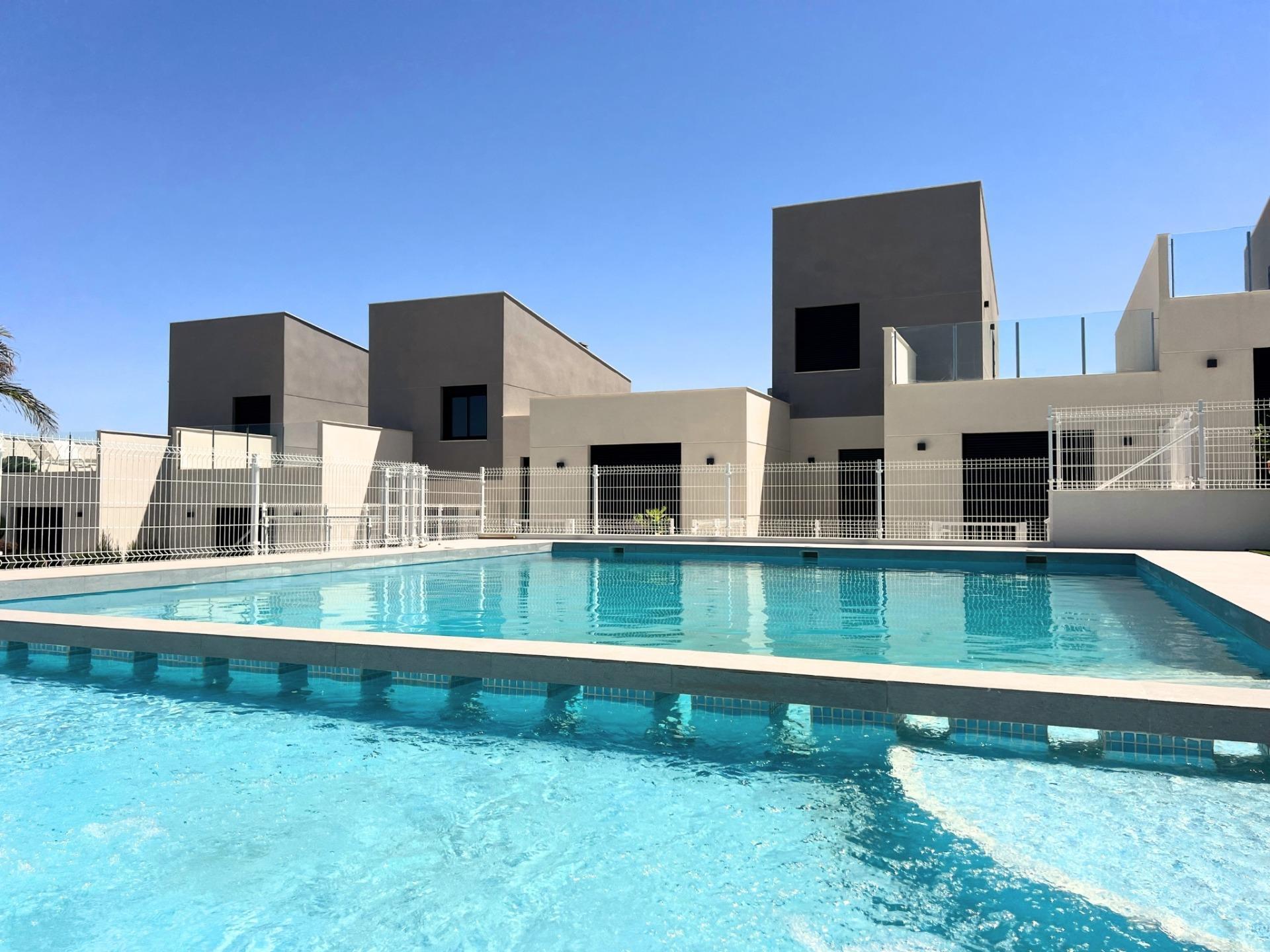 New Build townhouses in Altaona Golf Resort, Murcia, featuring 3 bedrooms, 2 bathrooms, open plan kitchen, terraces, gardens with pool space, and optional private pool. Located 15 minutes from Murcia and 20 minutes from the beaches.