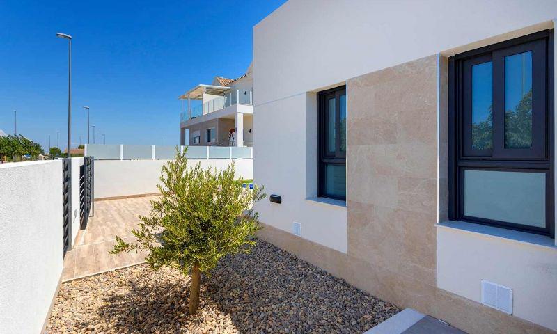 Mediterranean design villa close to everything, featuring 3 bedrooms, 2 bathrooms, a 18m2 terrace, private pool, and easy access to A37 connecting Alicante with Cartagena. Located in Daya Nueva near Alicante, offering sun and tranquility all year round.