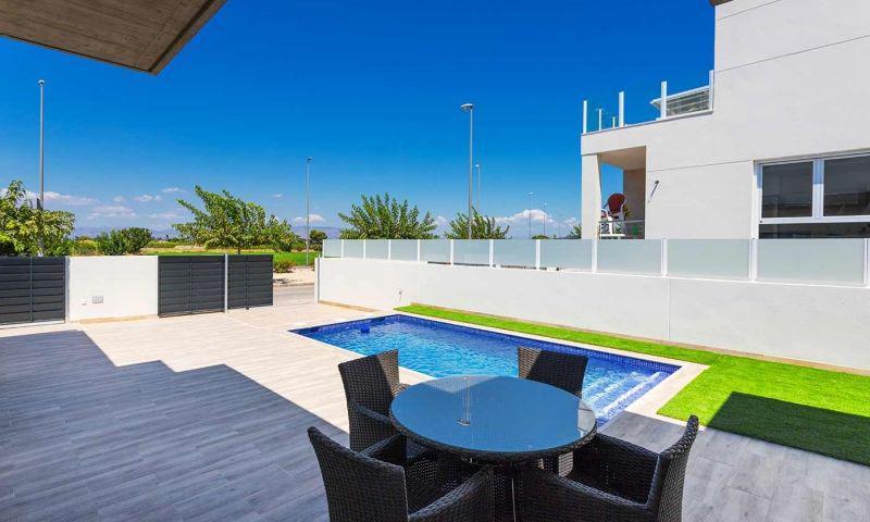 Mediterranean design villa close to everything, featuring 3 bedrooms, 2 bathrooms, a 18m2 terrace, private pool, and easy access to A37 connecting Alicante with Cartagena. Located in Daya Nueva near Alicante, offering sun and tranquility all year round.