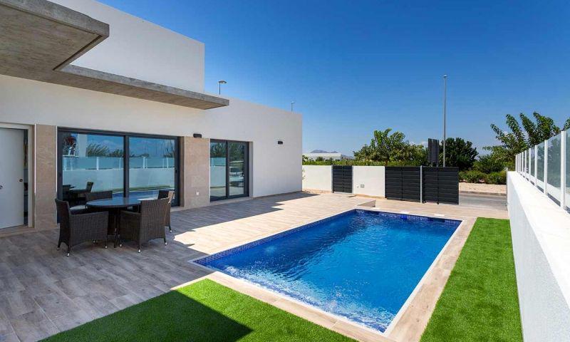 Mediterranean design villa close to everything, featuring 3 bedrooms, 2 bathrooms, a 18m2 terrace, private pool, and easy access to A37 connecting Alicante with Cartagena. Located in Daya Nueva near Alicante, offering sun and tranquility all year round.