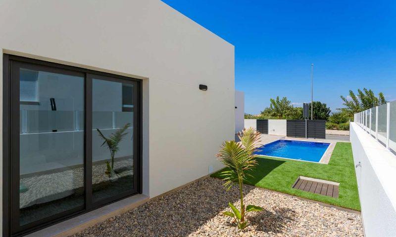 Mediterranean design villa close to everything, featuring 3 bedrooms, 2 bathrooms, a 18m2 terrace, private pool, and easy access to A37 connecting Alicante with Cartagena. Located in Daya Nueva near Alicante, offering sun and tranquility all year round.